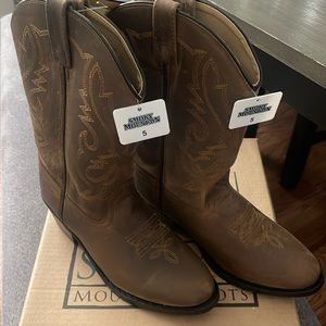 Brand new with tags womens size 5 cowboy boots.